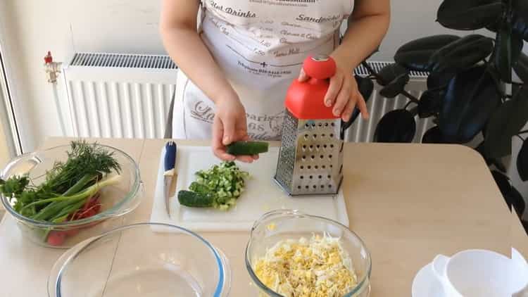 Per preparare l'okroshka, grattugiare i cetrioli