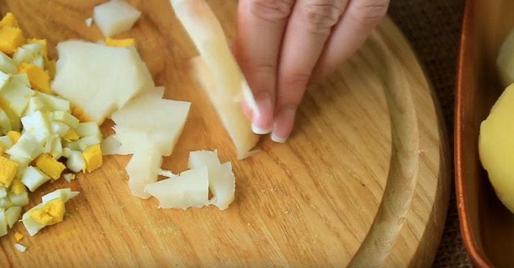 Tagliamo anche le patate bollite in un cubo.