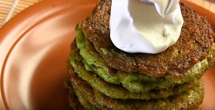 Servire frittelle di broccoli con panna acida, yogurt.