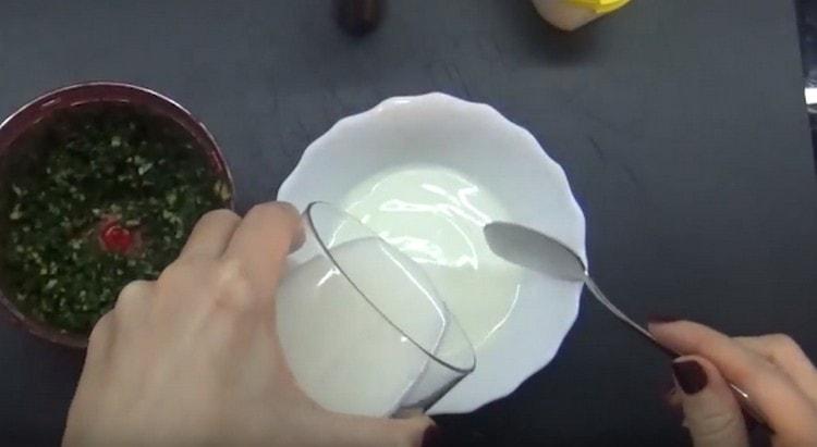 Per preparare la salsa, mescolare la panna acida a basso contenuto di grassi e il kefir.