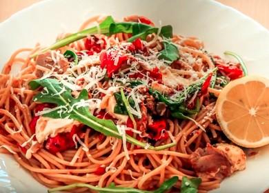 Fragrante pasta all'italiana con tonno, sottaceti, pomodori e capperi: cotta secondo la ricetta con una foto.