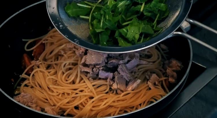 Aggiungi pezzi di tonno e rucola.