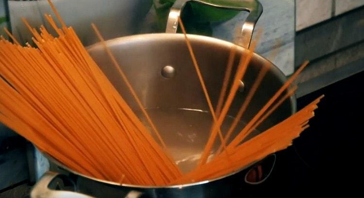 Mettiamo gli spaghetti per cucinare.