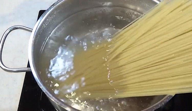 Cuocere gli spaghetti.