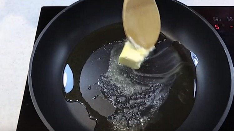 Scaldiamo la padella con olio d'oliva, aggiungiamo anche un pezzo di crema.