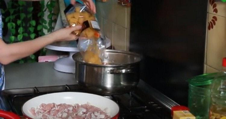 Versare la pasta in acqua bollente salata, cuocere.