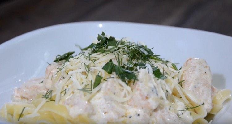 Qui abbiamo una pasta così deliziosa con pesce rosso in salsa cremosa.