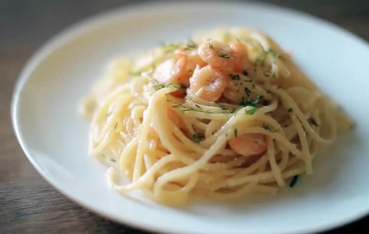 Pasta di gamberetti in salsa di crema all'aglio secondo una ricetta graduale con foto