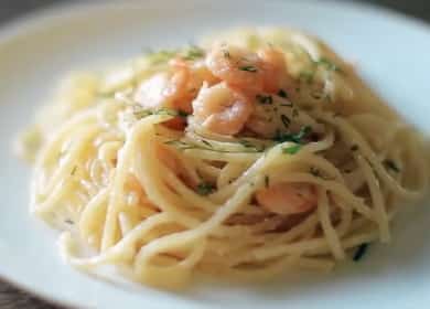 Pasta di gamberetti in salsa di crema all'aglio secondo una ricetta graduale con foto