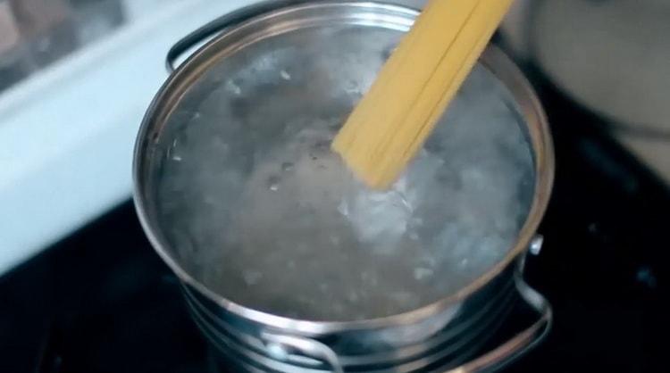 Per cucinare la pasta, lessare gli spaghetti