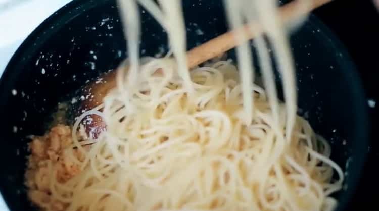 Unire gli ingredienti per fare la pasta.