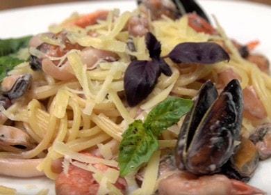 Appetitosa pasta ai frutti di mare in salsa cremosa: cuocere con foto e video passo dopo passo.