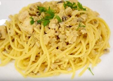 Pasta con funghi prataioli, pollo e noci secondo una ricetta passo passo con foto фото