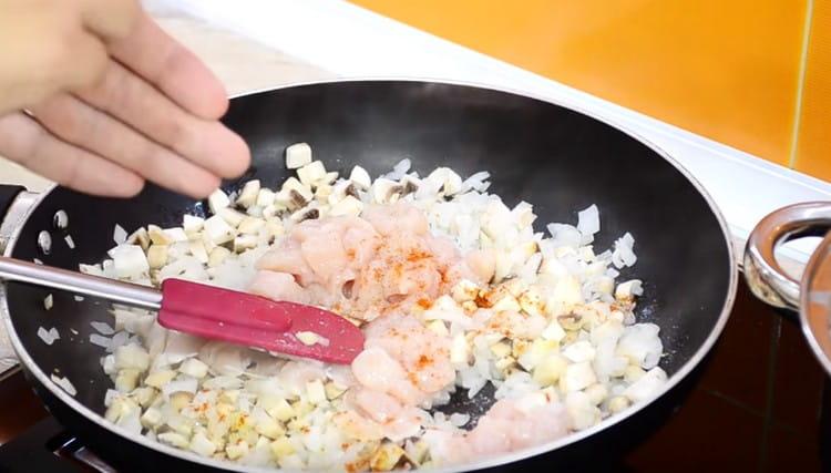 Aggiungere le fettine di pollo, sale, condire con paprika.