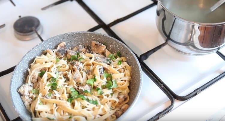 Metti la pasta bollita nella salsa.