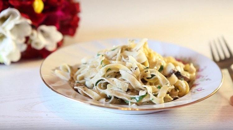 La pasta appetitosa con funghi in salsa cremosa è pronta.