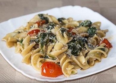 Pasta profumata agli spinaci: stiamo preparando una ricetta interessante con una foto.