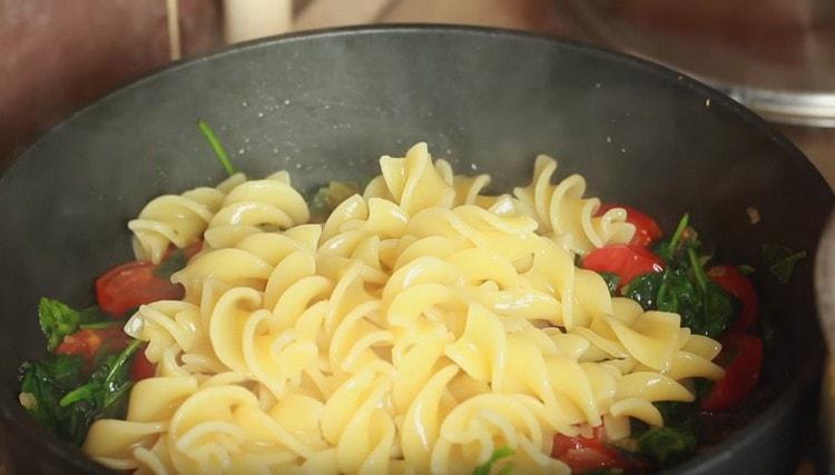 Trasferiamo la pasta quasi pronta in una padella per le verdure.