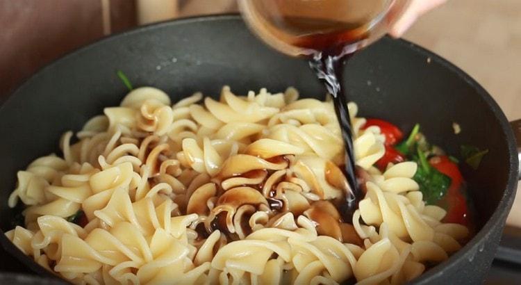 Aggiungi un po 'd'acqua dalla cottura della pasta e della salsa di soia.