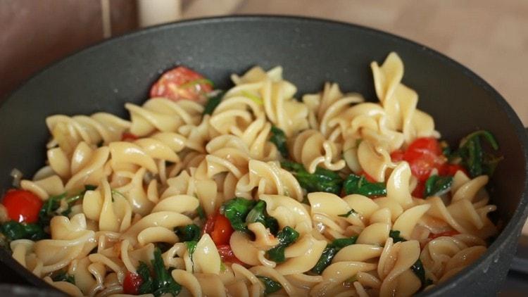 Mescola gli ingredienti e il piatto è pronto.