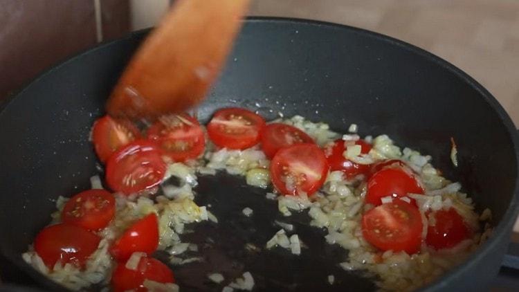 Aggiungi i pomodori alla cipolla.