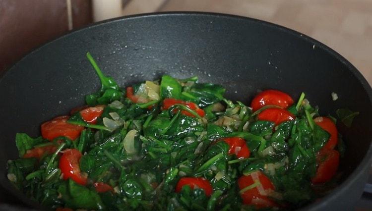 Quindi, aggiungi gli spinaci nella padella, mescola e spegni.