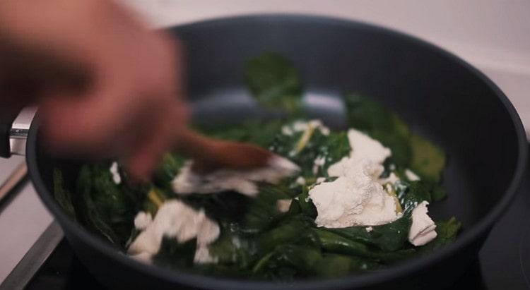 Aggiungi la ricotta nella padella.