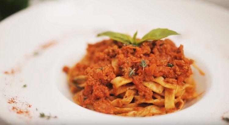 Fettuccine al ragù alla bolognese pronte per essere servite.