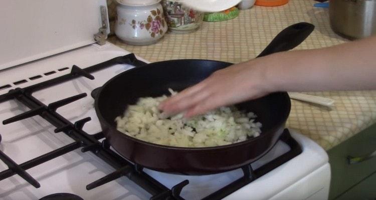 Per prima cosa, friggi la cipolla con l'aglio in una padella.