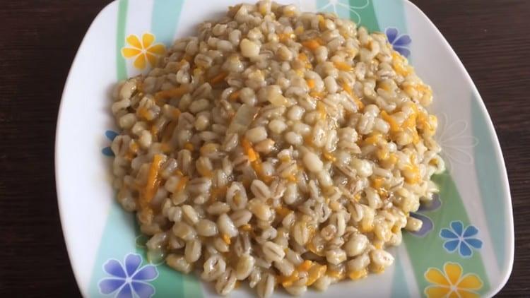 L'orzo preparato secondo questa ricetta è gustoso e aromatico grazie alle verdure.