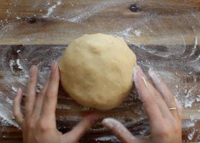 Prepariamo una pasta frolla rapida su panna acida secondo una ricetta passo dopo passo con una foto.