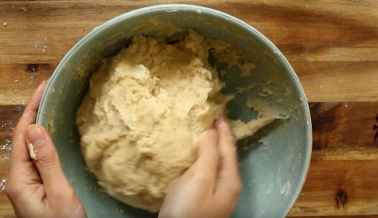 Tale pasta frolla su panna acida è quasi immediatamente pronta per funzionare.