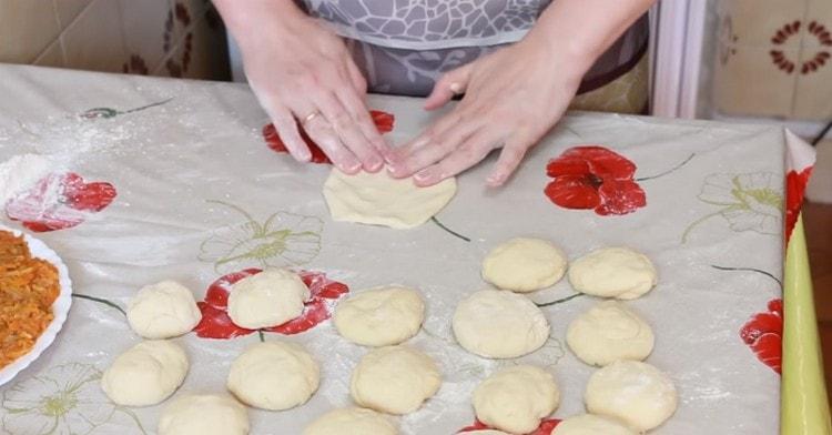 Impastare le fette di pasta nelle torte.