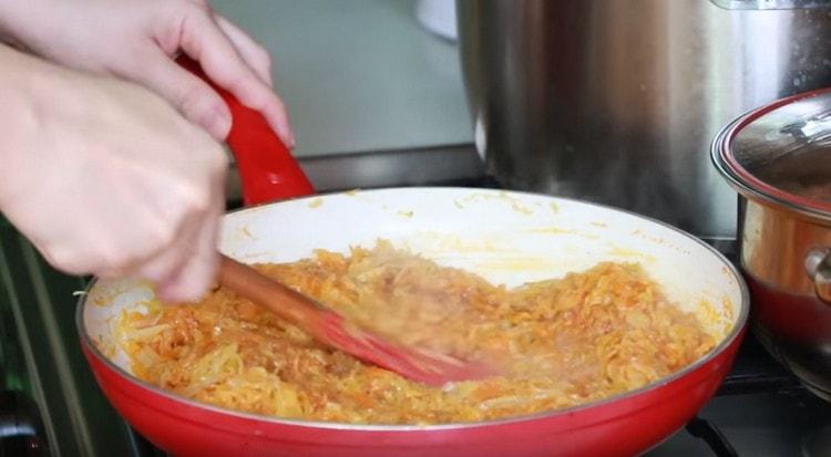 Aggiungi le spezie a piacere, il concentrato di pomodoro e un po 'd'acqua, fai sobbollire fino a renderlo morbido.