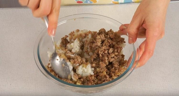 Mescolare il riso con carne macinata.