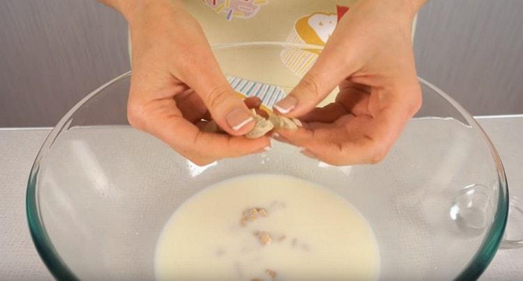 Sciogliere zucchero, sale e lievito nel latte caldo.