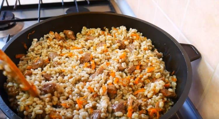 Mescolare l'orzo bollito con carne e verdure, lasciare in ammollo.