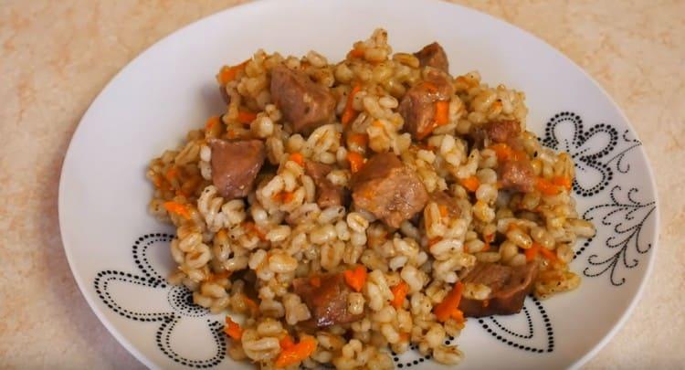 Abbiamo ottenuto un pilaf molto gustoso dall'orzo perlato con carne.