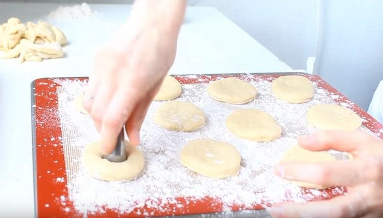 Usando uno stampo più piccolo, facciamo buchi negli spazi vuoti.