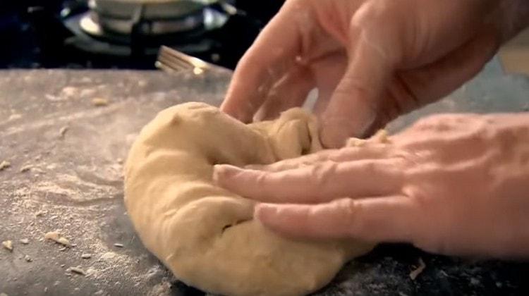 Stendiamo l'impasto sul tavolo e lo impastiamo con le mani.