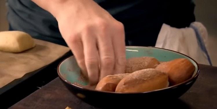 Ciambelle di pane in una miscela di zucchero e maltosio.