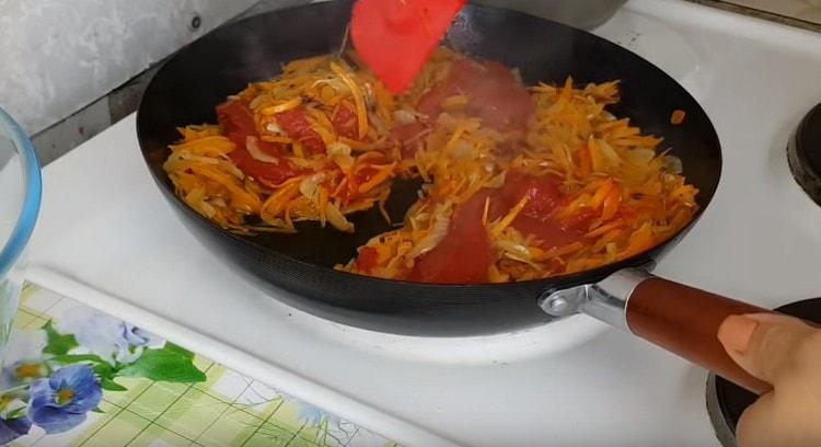 Aggiungi il concentrato di pomodoro alle verdure.