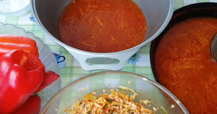 Versa una porzione di salsa di pomodoro in un calderone profondo.