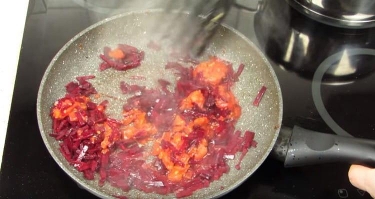 Aggiungi la passata di pomodoro alle barbabietole.