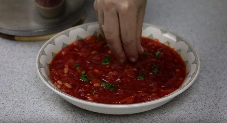 Un borsch così magro con fagioli è abbondante e molto gustoso.