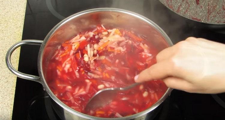 Porta a ebollizione il borsch.