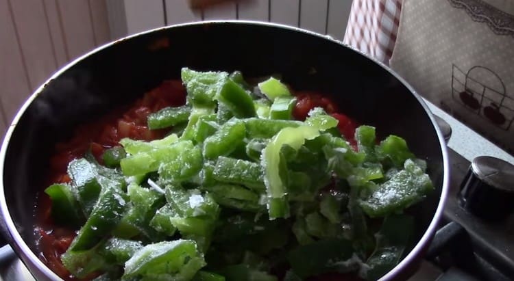 Distribuiamo pomodori e peperoni in padella.