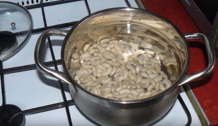 mettere i fagioli in una padella con acqua e cuocere.