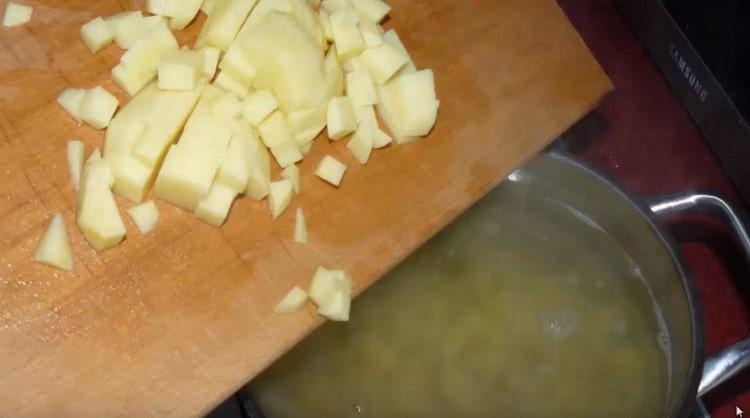 Mandiamo le patate nella pentola ai fagioli.