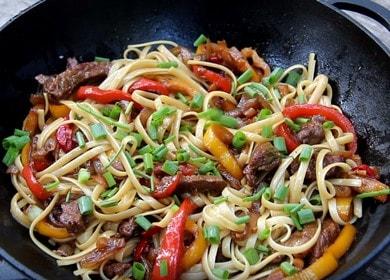 Manzo cinese di udon di ricetta con скому cinese